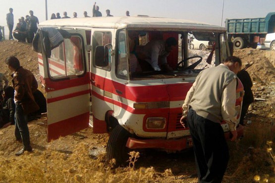 8 مجروح بر اثر انحراف مینی‌بوس از جاده +عکس