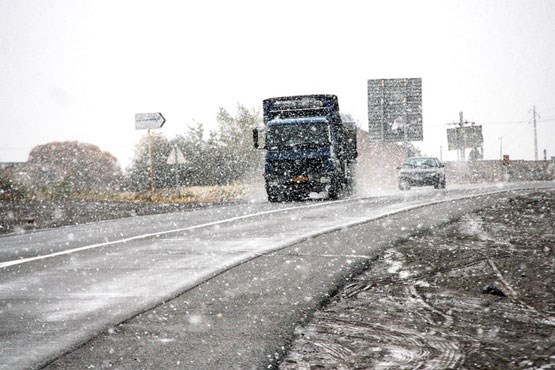 برف محورهای 8 استان را فرا گرفت