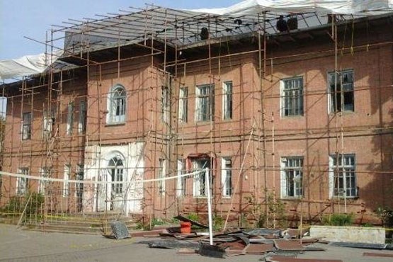 ستاره «فروغ» محصور در حصار داربست ها +عکس ستاره «فروغ» محصور در حصار داربست ها +عکس