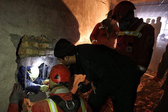 زنده بودن افراد در زیر آوار پلاسکو صحت ندارد