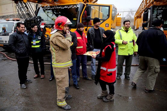 آتش نشان های زن به کمک مردان آمدند +عکس