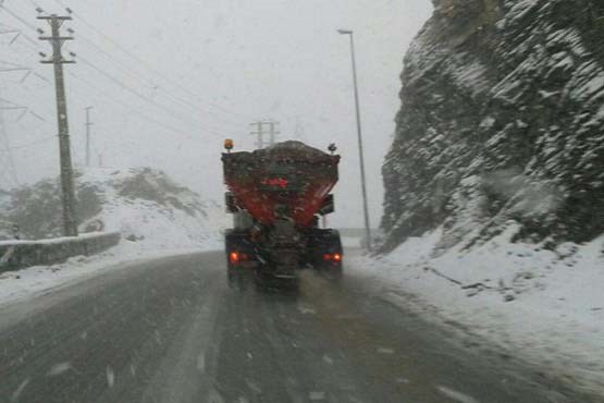 مه‌گرفتگی و بارش برف و باران در بیشتر محورهای کشور