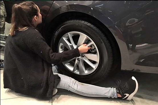 این زن با ۵۰ ساعت بوسیدن صاحب یک اپتیما شد!+عکس