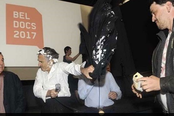 پرتاب کیک به صورت کارگردان فیلم "پیشمرگه"