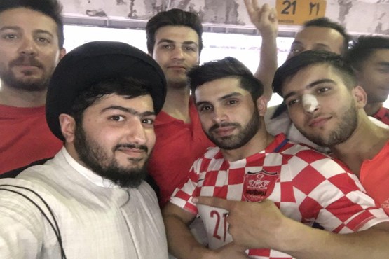 این روحانی پرسپولیسی سوژه سلفی استادیوم است / تماشاچی ها می گویند "حاج آقا ایول" (عکس و فیلم) این روحانی پرسپولیسی سوژه سلفی استادیوم است / تماشاچی ها می گویند "حاج آقا ایول" (عکس و فیلم)