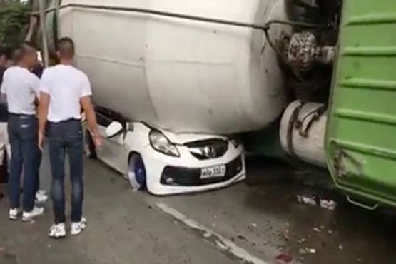 واژگونی کامیون بر روی خودرو و سرنشینانش
