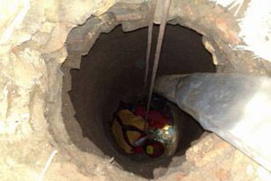 سقوط موتورسوار در چاه