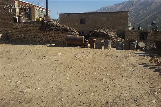 بشکه بجای درب مدرسه روستای محروم موشمی سفلی