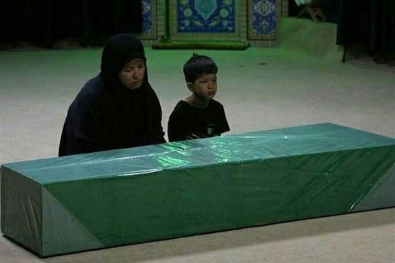 توضیحات معراج شهدا درباره تصویری از یک وداع با شهید مدافع حرم