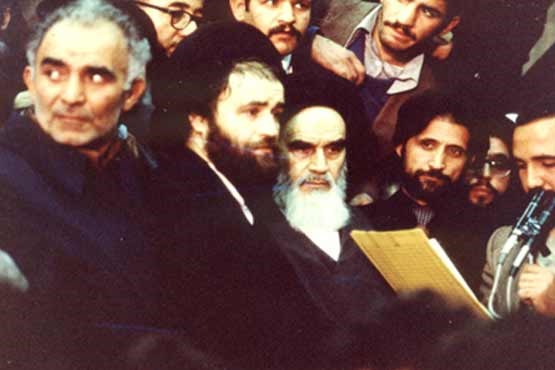 همخوانی سرود "خمینی ای امام" در فرودگاه مهرآباد در حضور امام (فیلم) همخوانی سرود "خمینی ای امام" در فرودگاه مهرآباد در حضور امام (فیلم)