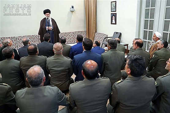 دیدار فرمانده کل ارتش و جمعی از فرماندهان نیروی زمینی با رهبر انقلاب
