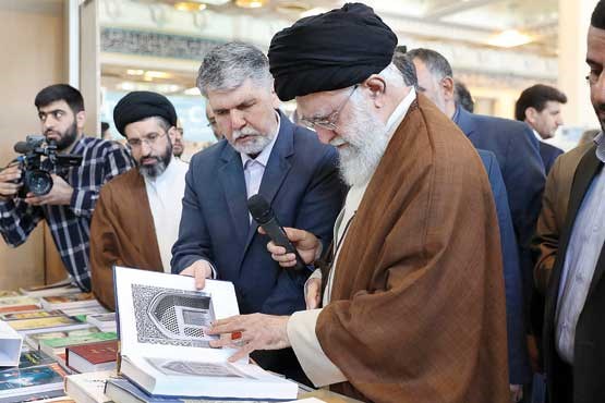 آیت‌ الله خامنه‌ای کتاب می‌خرند، هدیه قبول نمی‌کنند