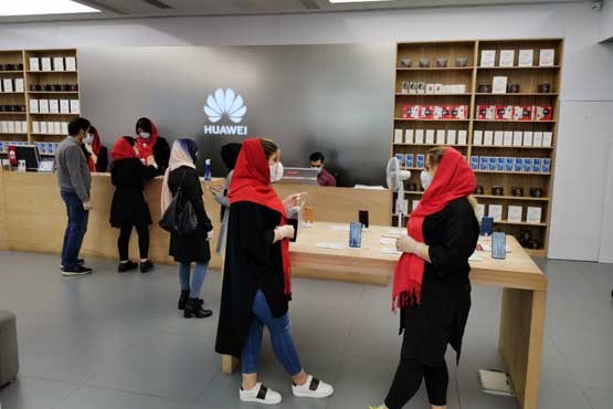 انجام تمهیدات ویژه بهداشتی در فروشگاه‌های منتخب هوآوی برای مقابله با ویروس کرونا