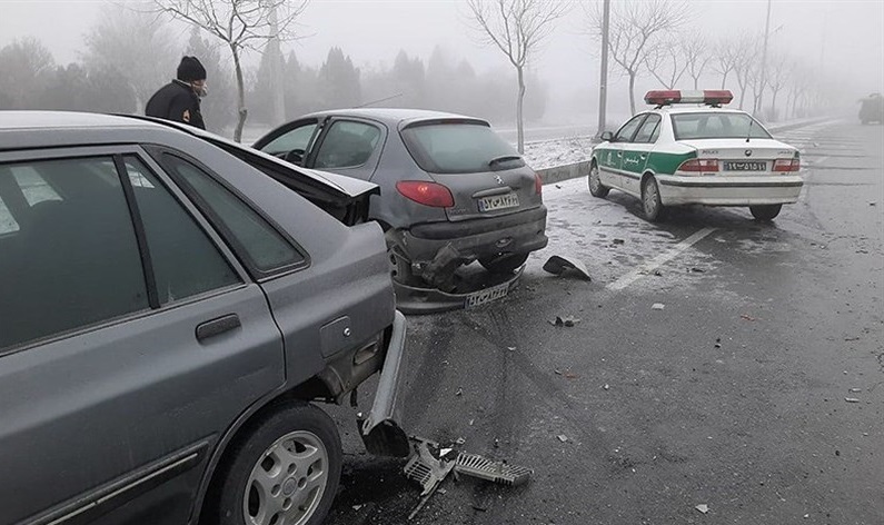  مه‌گرفتگی و لغزندگی جاده سبب تصادف زنجیره‌ای ۲۰خودرو در اراک شد