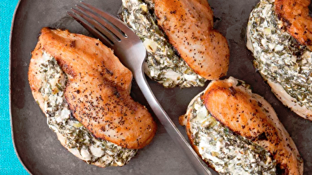 طرز تهیه مرغ اسفناج پنیری