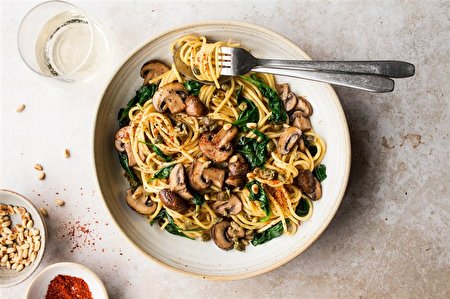 طرز تهیه پاستا وگان خوشمزه و ساده با سس سفید