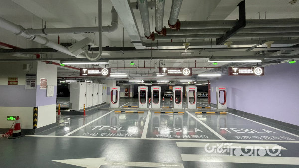 افتتاح بزرگ‌ترین ایستگاه شارژ تسلا با ظرفیت شارژ همزمان 72 خودرو در شانگهای+عکس