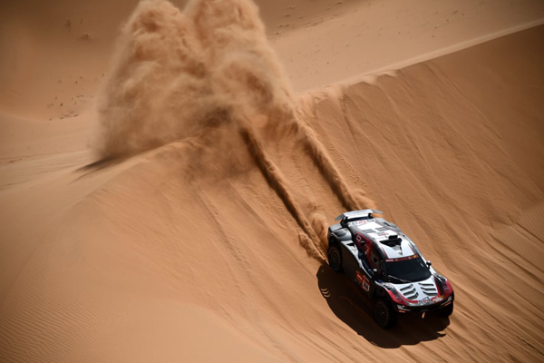 تلاش ناامیدانه برای یافتن مفقودان یک حادثه طبیعی (تصاویر)