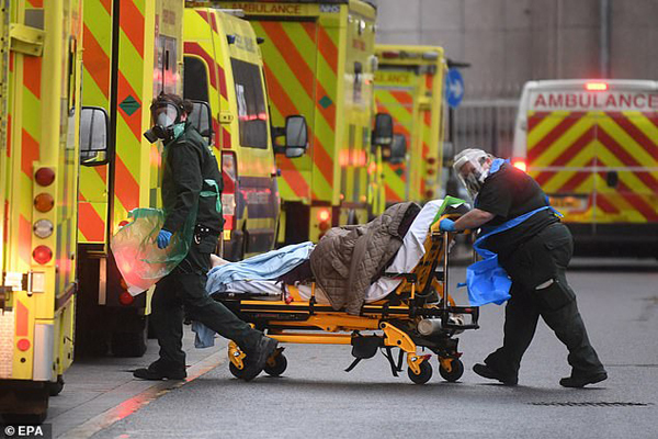 تلاش ناامیدانه برای یافتن مفقودان یک حادثه طبیعی (تصاویر)