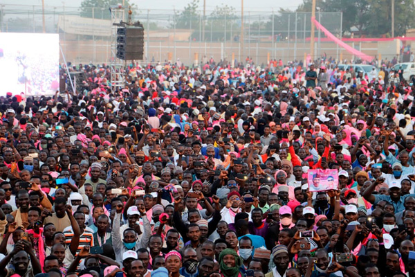 ماساژ پا بعد از مسدود کردن جاده ها / سرگرم کردن کودکان بیمارستان ها (تصاویر) ماساژ پا بعد از مسدود کردن جاده ها / سرگرم کردن کودکان بیمارستان ها (تصاویر)