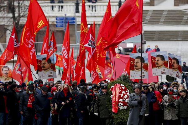 ماساژ پا بعد از مسدود کردن جاده ها / سرگرم کردن کودکان بیمارستان ها (تصاویر) ماساژ پا بعد از مسدود کردن جاده ها / سرگرم کردن کودکان بیمارستان ها (تصاویر)