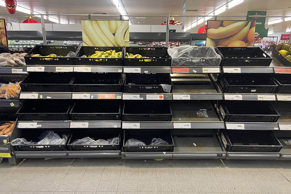 معضل خالی شدن قفسه فروشگاه های غذایی  (تصاویر) معضل خالی شدن قفسه فروشگاه های غذایی  (تصاویر)