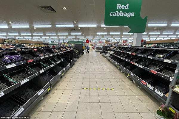 معضل خالی شدن قفسه فروشگاه های غذایی  (تصاویر) معضل خالی شدن قفسه فروشگاه های غذایی  (تصاویر)