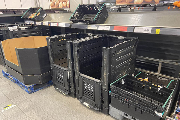 معضل خالی شدن قفسه فروشگاه های غذایی  (تصاویر) معضل خالی شدن قفسه فروشگاه های غذایی  (تصاویر)