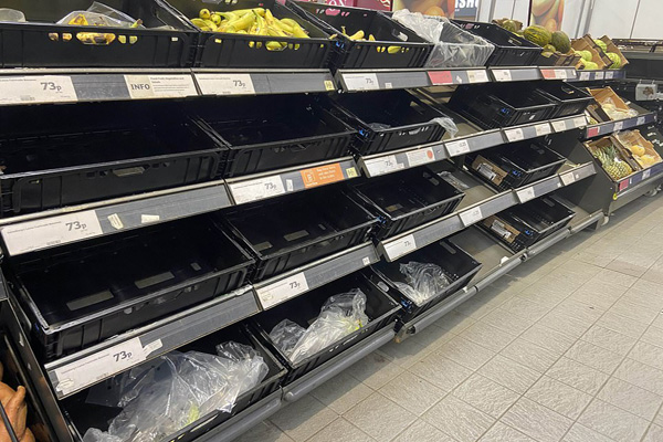 معضل خالی شدن قفسه فروشگاه های غذایی  (تصاویر) معضل خالی شدن قفسه فروشگاه های غذایی  (تصاویر)