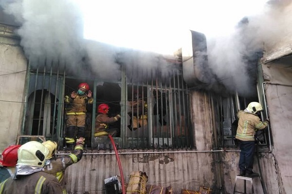 حریق در میدان گمرک/ چند باب مغازه گرفتار آتش شدند + عکس