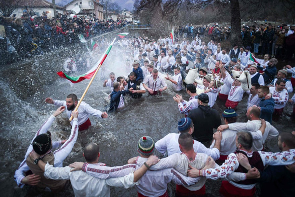 نجات مهاجران سرگردان بر روی آب / لذت کودکانه در اوج فقر (تصاویر) نجات مهاجران سرگردان بر روی آب / لذت کودکانه در اوج فقر (تصاویر)