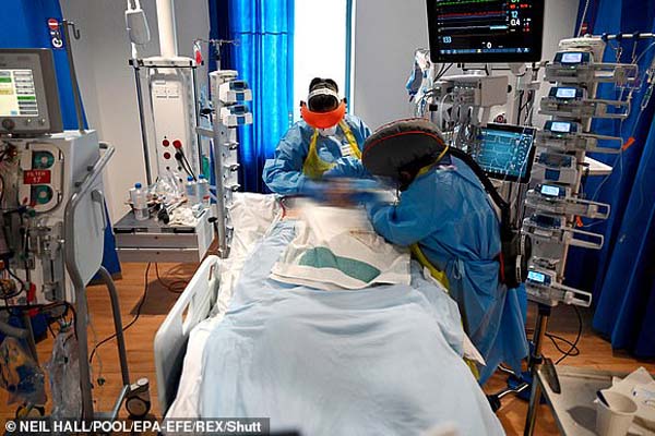 نجات تنها بازمانده یک خانواده از زیر بهمن (تصاویر)