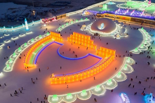 جذب گردشگر در جشنواره زیبای سازه های یخی چین (+عکس) جذب گردشگر در جشنواره زیبای سازه های یخی چین (+عکس)