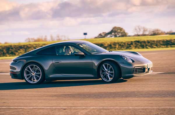 شورولت کوروت C8 در برابر پورشه ۹۱۱ (+عکس)