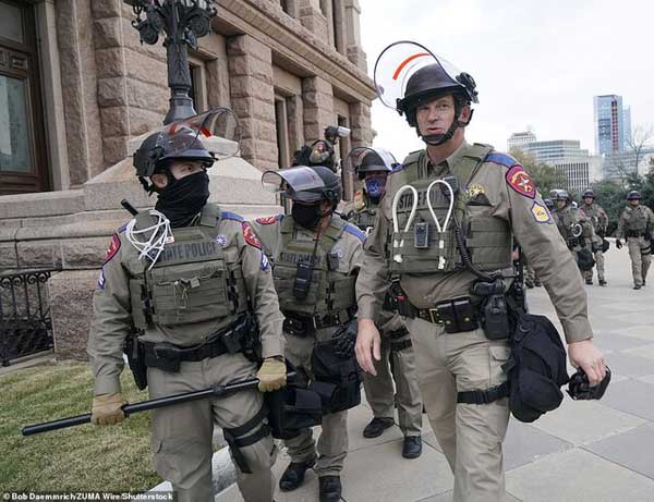 آماده باش امنیتی در ۵۰ ایالت آمریکا (+تصاویر) آماده باش امنیتی در ۵۰ ایالت آمریکا (+تصاویر)