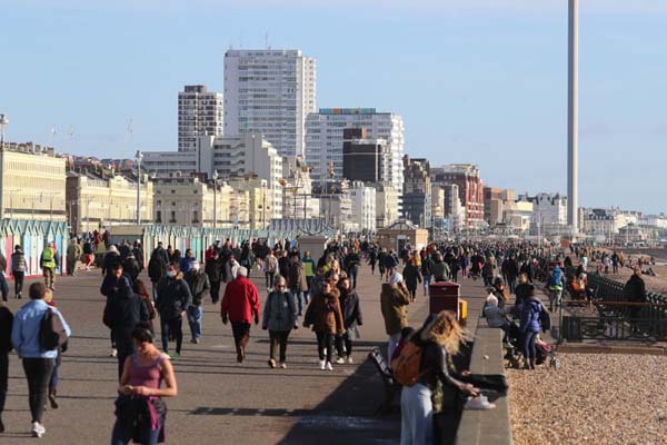 به دنبال بازماندگان زلزله؛ 2 روز بعد از زلزله / صعود 320 متری ورزشکار معلول (گزارش تصویری)