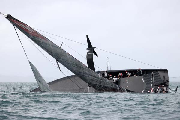 به دنبال بازماندگان زلزله؛ 2 روز بعد از زلزله / صعود 320 متری ورزشکار معلول (گزارش تصویری)