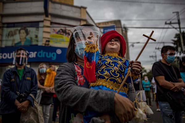 به دنبال بازماندگان زلزله؛ 2 روز بعد از زلزله / صعود 320 متری ورزشکار معلول (گزارش تصویری)
