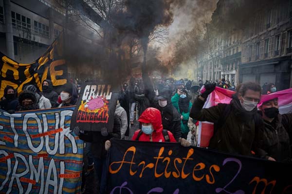 به دنبال بازماندگان زلزله؛ 2 روز بعد از زلزله / صعود 320 متری ورزشکار معلول (گزارش تصویری)