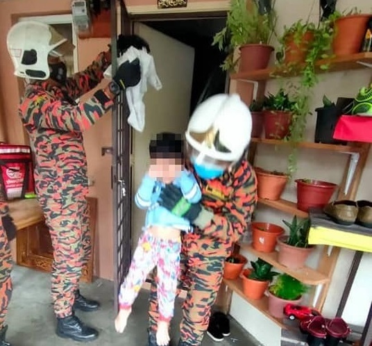 نجات کودک گرفتار شده در شکاف حفاظ درب خانه!