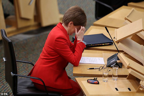 عذرخواهی نخست وزیری که ماسک نزد / صف پر کردن کپسول اکسیژن برای بیماران کرونایی (تصاویر)