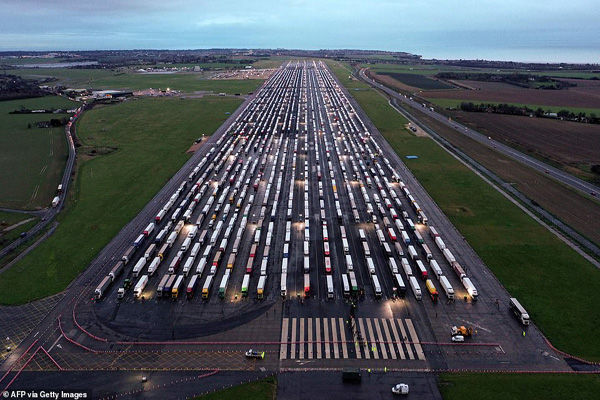عذرخواهی نخست وزیری که ماسک نزد / صف پر کردن کپسول اکسیژن برای بیماران کرونایی (تصاویر)
