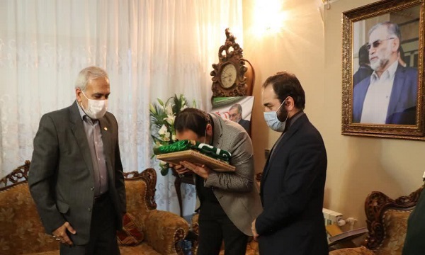 پرچم حرم مطهر رضوی به خانواده پرچم حرم مطهر رضوی به خانواده