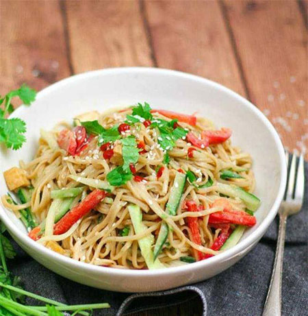 طرز تهیه سالاد نودل سبزیجات