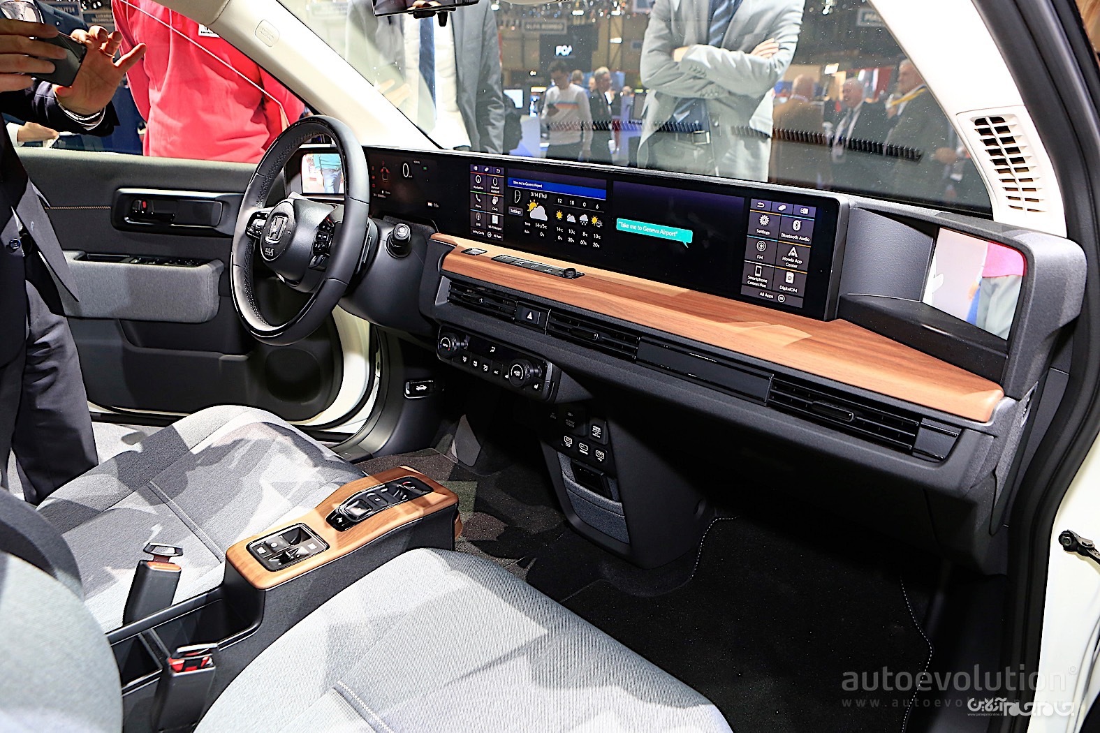 استفاده از نمایشگرهای سرتاسری در محصولات مرسدس بنز با استفاده از MBUX Hyperscreen+عکس