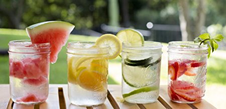 طرز تهیه دتاکس واتر پرتقال و دارچین