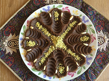 طرز تهیه حلوا با شیره خرما