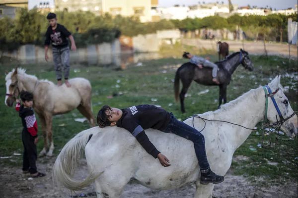 باز هم طوفان در بریتانیا /  نوزادی با بیماری کرونا  (تصاویر) باز هم طوفان در بریتانیا /  نوزادی با بیماری کرونا  (تصاویر)