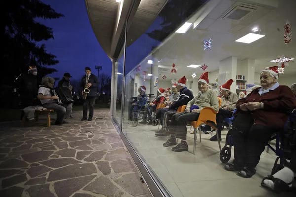 باز هم طوفان در بریتانیا /  نوزادی با بیماری کرونا  (تصاویر) باز هم طوفان در بریتانیا /  نوزادی با بیماری کرونا  (تصاویر)