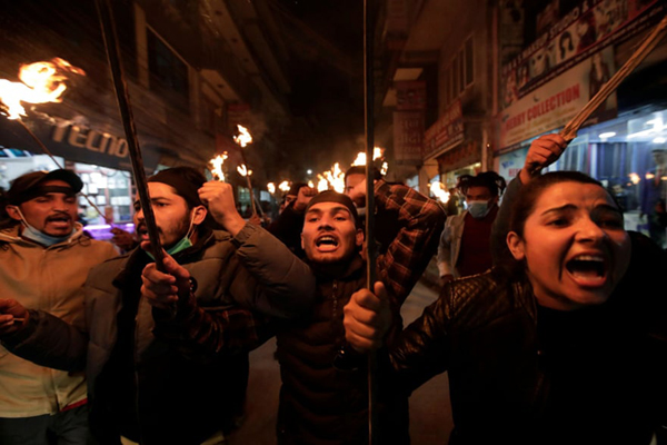 حامیان سوزاندن جنازه در سریلانکا (تصاویر) حامیان سوزاندن جنازه در سریلانکا (تصاویر)